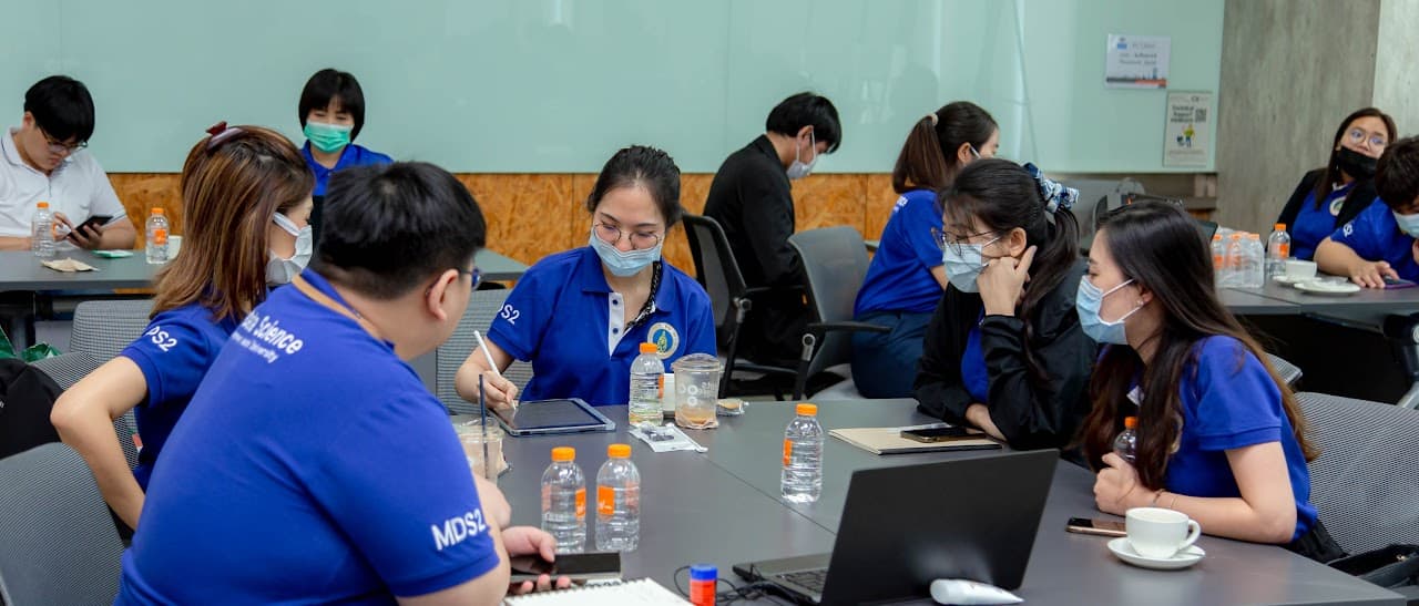 บรรยากาศการเรียนแบบกลุ่มในห้องเรียน